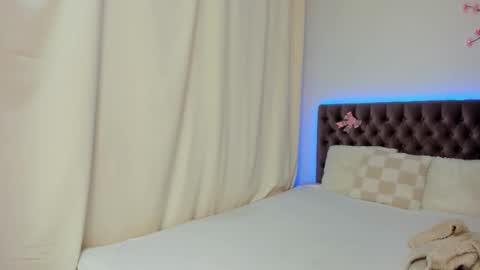 Ella Mayers online show from October 16, 12:30 pm