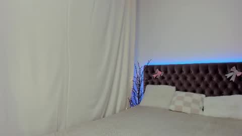 Ella Mayers online show from March 6, 9:42 pm