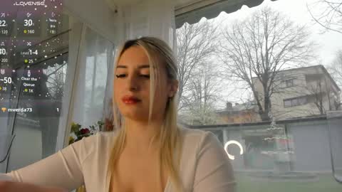 ella_vee online show from March 31, 5:07 am