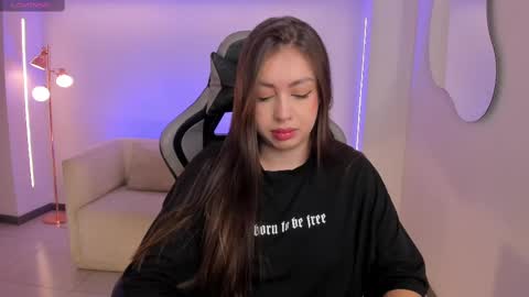 Snapshot of ellaclark chatting on September 18, 7:01 pm EllaClark online show from September 18, 7:01 pm