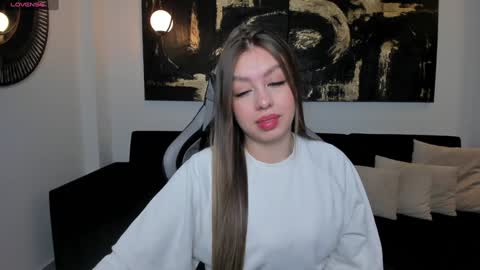 EllaClark online show from December 22, 11:00 am
