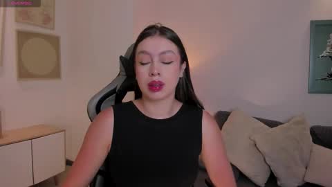 Snapshot of ellaclark chatting on November 1, 6:01 pm EllaClark online show from November 1, 6:01 pm