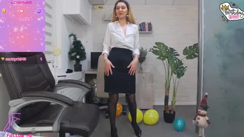 Snapshot of ellamilf chatting on December 9, 1:34 pm online show from December 9, 1:34 pm