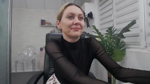 Snapshot of ellamilf chatting on October 19, 4:42 pm online show from October 19, 4:42 pm