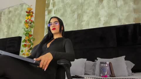 Snapshot of ellaochoa chatting on February 5, 11:23 am  ella  online show from February 5, 11:23 am