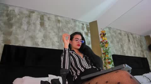 Snapshot of ellaochoa chatting on January 15, 11:21 am  ella  online show from January 15, 11:21 am