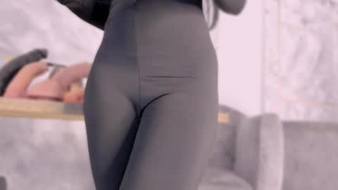 Snapshot of ellaochoa chatting on October 6, 11:27 am  ella  online show from October 6, 11:27 am