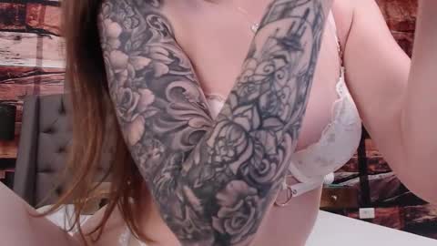 Snapshot of elle_luv chatting on October 25, 3:58 am Elle online show from October 25, 3:58 am