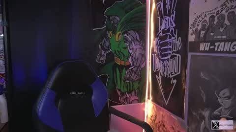 Snapshot of elle_uwu chatting on October 17, 6:11 pm follow me on instagram .    online show from October 17, 6:11 pm