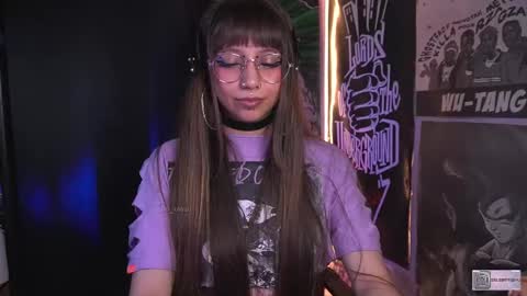 Snapshot of elle_uwu chatting on October 15, 5:48 pm follow me on instagram .    online show from October 15, 5:48 pm