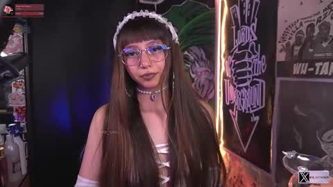 Snapshot of elle_uwu chatting on October 23, 8:04 pm follow me on instagram .    online show from October 23, 8:04 pm