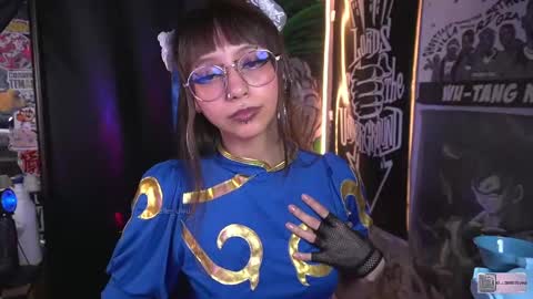 Snapshot of elle_uwu chatting on October 4, 10:14 pm follow me on instagram .    online show from October 4, 10:14 pm