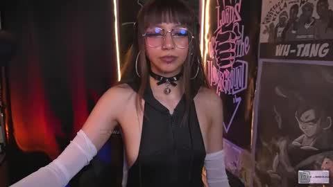 Snapshot of elle_uwu chatting on October 27, 5:19 pm follow me on instagram .    online show from October 27, 5:19 pm