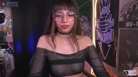 Snapshot of elle_uwu chatting on October 21, 8:02 pm follow me on instagram .    online show from October 21, 8:02 pm