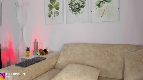 Snapshot of ellegisellee chatting on March 8, 2:32 am Yiss online show from March 8, 2:32 am