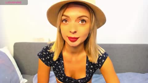 Snapshot of ellen_flow chatting on October 8, 9:52 pm ellen_flow online show from October 8, 9:52 pm