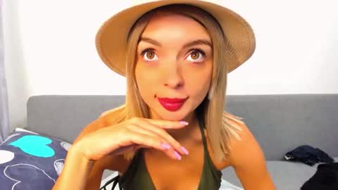 Snapshot of ellen_flow chatting on October 5, 10:04 pm ellen_flow online show from October 5, 10:04 pm