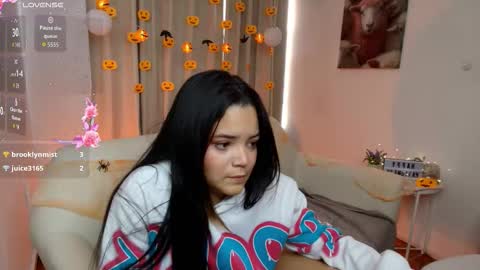 Snapshot of elli_snow chatting on October 24, 1:07 pm elli_snow online show from October 24, 1:07 pm