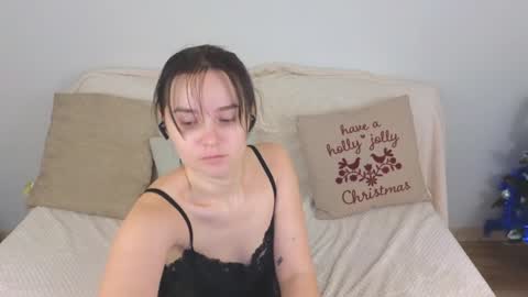 Snapshot of ellie_babyy chatting on January 2, 2:13 pm Ellie online show from January 2, 2:13 pm
