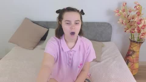 Snapshot of ellie_babyy chatting on February 20, 8:17 am Ellie online show from February 20, 8:17 am