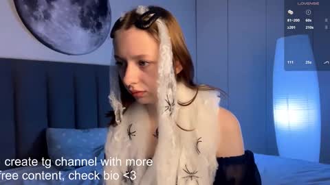 Snapshot of ellie_hollow chatting on October 31, 7:45 am Ellie online show from October 31, 7:45 am