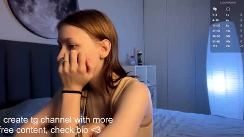 Snapshot of ellie_hollow chatting on October 26, 7:04 am Ellie online show from October 26, 7:04 am