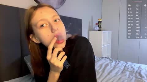 Snapshot of ellie_hollow chatting on September 29, 7:13 am Ellie online show from September 29, 7:13 am