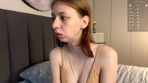 Snapshot of ellie_hollow chatting on September 24, 7:29 am Ellie online show from September 24, 7:29 am