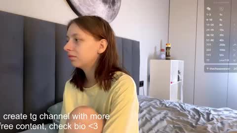 Snapshot of ellie_hollow chatting on October 16, 8:39 am Ellie online show from October 16, 8:39 am