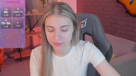 elliecutes online show from December 4, 8:12 am