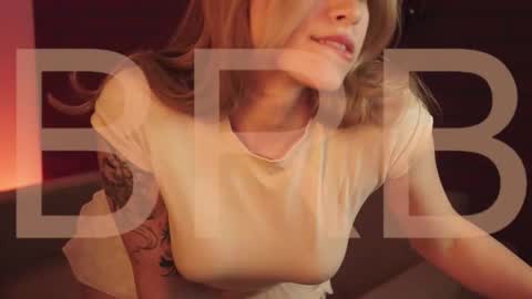 Snapshot of elliecutes chatting on October 6, 8:31 am elliecutes online show from October 6, 8:31 am