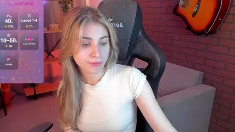 elliecutes online show from December 6, 8:48 am