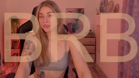 Snapshot of elliecutes chatting on October 24, 8:32 am elliecutes online show from October 24, 8:32 am