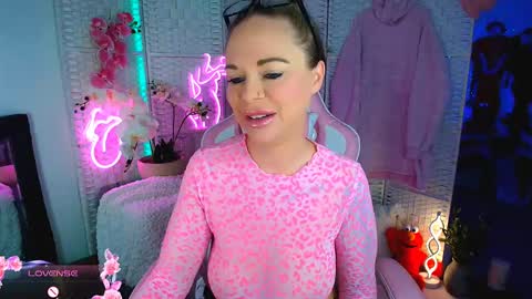 Snapshot of elliekarrrx chatting on January 17, 1:04 am EllieKarr online show from January 17, 1:04 am