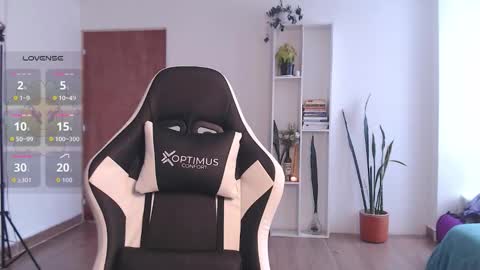 Snapshot of elly_uwuw chatting on October 21, 7:40 pm Emy Castro online show from October 21, 7:40 pm