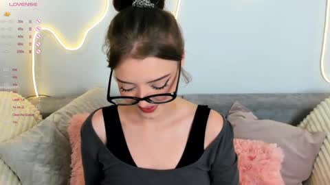 Elly online show from December 2, 1:23 pm