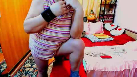 Snapshot of ellyhot53 chatting on October 22, 4:01 pm ellyhot53 online show from October 22, 4:01 pm