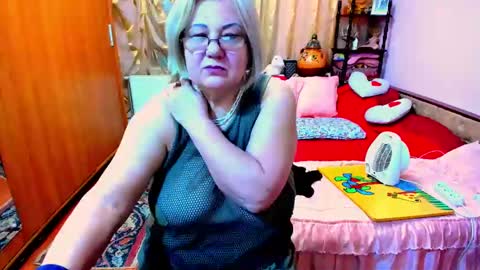 Snapshot of ellyhot53 chatting on February 4, 11:59 pm ellyhot53 online show from February 4, 11:59 pm
