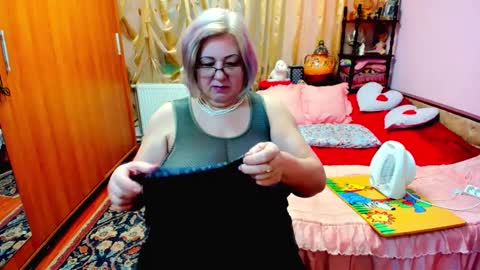 Snapshot of ellyhot53 chatting on February 19, 12:57 am ellyhot53 online show from February 19, 12:57 am