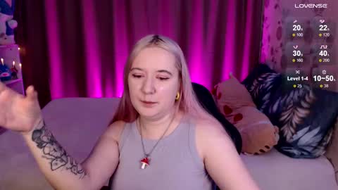 Snapshot of elovinora chatting on December 17, 8:10 pm Ela give me a thumbs up if you like it and this is important for the development of the account online show from December 17, 8:10 pm