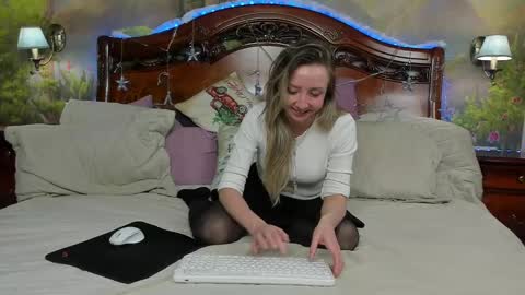 Snapshot of elvaarno chatting on January 10, 11:22 am ElvaArno online show from January 10, 11:22 am