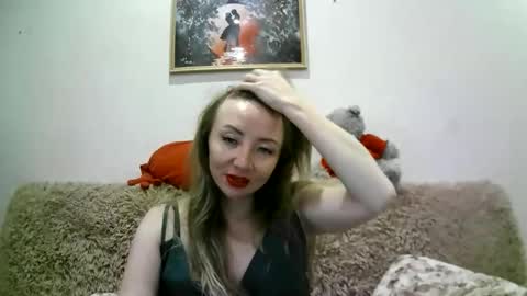 Snapshot of elvinasweet chatting on October 28, 6:19 am ElvinaSweet online show from October 28, 6:19 am