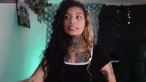 Snapshot of ema_ploxx chatting on October 25, 5:15 am ema_ploxx online show from October 25, 5:15 am