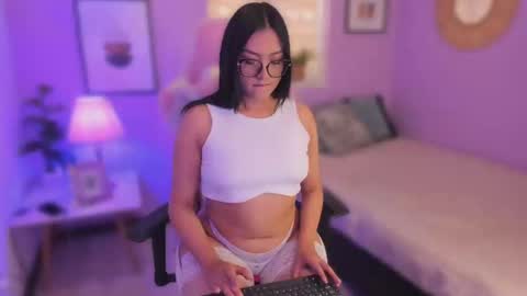 Snapshot of ema_wett chatting on September 25, 9:23 pm Ema online show from September 25, 9:23 pm