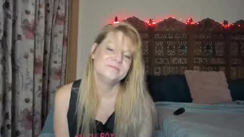 Snapshot of emberpheonixxx chatting on October 23, 9:10 pm Ember Pheonixxx online show from October 23, 9:10 pm