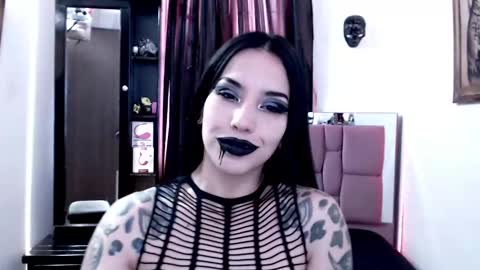 Snapshot of emearld_black chatting on December 19, 11:18 am Emerald Black online show from December 19, 11:18 am