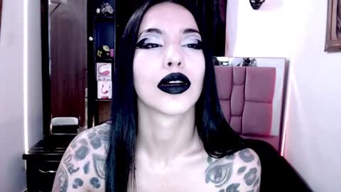 Snapshot of emearld_black chatting on December 20, 7:22 am Emerald Black online show from December 20, 7:22 am