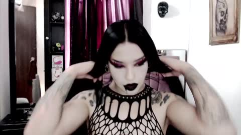 Snapshot of emearld_black chatting on March 3, 12:09 pm Emerald Black online show from March 3, 12:09 pm