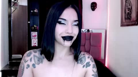 Snapshot of emearld_black chatting on December 13, 9:04 am Emerald Black online show from December 13, 9:04 am