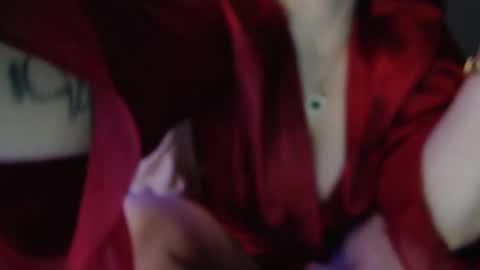 emeraldstrawberri online show from November 21, 11:45 am